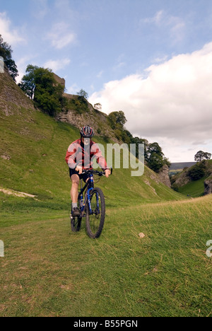 Doug Blane Mountainbiken Cavedale Castleton im Peak District Nationalpark Derbyshire UK England GB Großbritannien Stockfoto