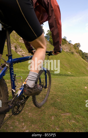 Doug Blane Mountainbiken Cavedale Castleton im Peak District Nationalpark Derbyshire UK England GB Großbritannien Stockfoto