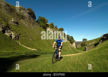 Doug Blane Mountainbiken Cavedale Castleton im Peak District Nationalpark Derbyshire UK England GB Großbritannien Stockfoto