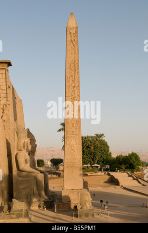 Der rote Granitobelisk in Luxor Tempel von Theben befindet sich am Ostufer des Nils in Luxor Ägypten Stockfoto