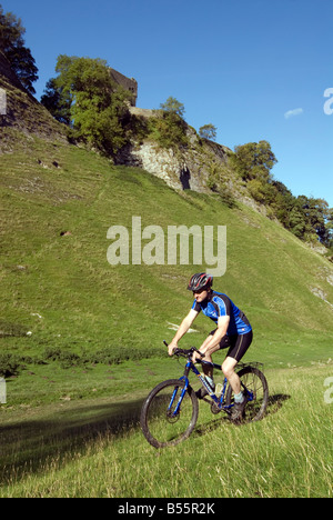 Doug Blane Mountainbiken Cavedale Castleton im Peak District Nationalpark Derbyshire UK England GB Großbritannien Stockfoto