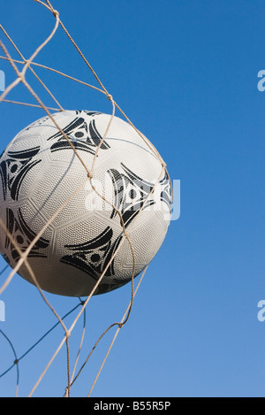 Fußball in ein Ziel netto Stockfoto