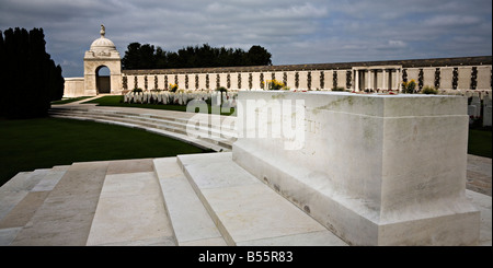 Ihr Name lebt für Evermore Inschrift Tyne Cot British War Memorial Friedhof Belgien Stockfoto