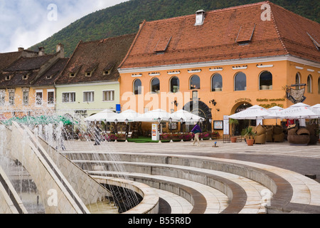 Brasov Siebenbürgen Rumänien Brunnen in Fußgängerzone Rat Platz Piata Sfatului mit Straßencafés im mittelalterlichen Stadtzentrum Stockfoto