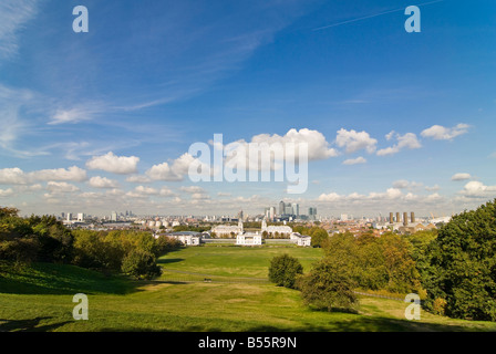 Horizontalen Weitwinkel von Greenwich Park mit der Skyline von London, insbesondere die Wolkenkratzer von Canary Wharf am Horizont Stockfoto