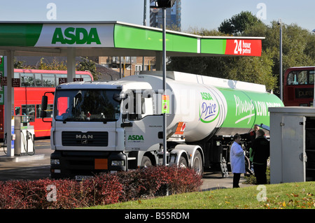 Asda Supermarkt 24 Stunden Tankstelle Lkw Lkw Lkw & artikuliert Lieferung tanker Trailer entladen Vorplatz Crossharbour London UK Stockfoto