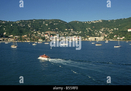 Kleine Boote im Hafen von der wichtigsten Stadt Charlotte Amalie, St. Thomas, Jungferninseln. Stockfoto