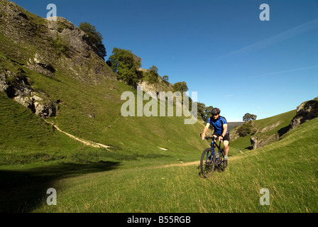 Doug Blane Mountainbiken Cavedale Castleton im Peak District Nationalpark Derbyshire UK England GB Großbritannien Stockfoto