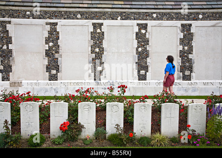 Frau liest die Liste der Toten Tyne Cot britische Kriegsgräberstätte Soldatenfriedhof Belgien Stockfoto