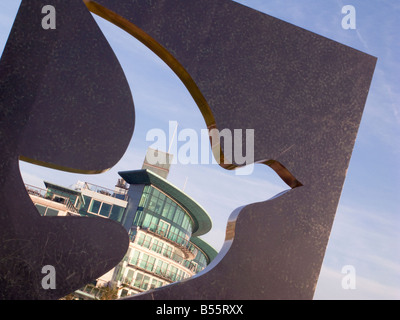 Taube des Friedens Statue von Luxuswohnungen von Themse in der Nähe von St Katherines Dock in London, England, UK - Foto von Julio Etchart Stockfoto