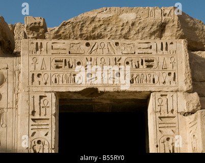 Hieroglyphen geschnitzte Tür an Tür zum Totentempel von Ramses III. in Medinat Habu Tempel in der Nähe von Luxor im südlichen Ägypten Stockfoto