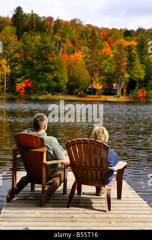 Paar erholsame an einem See Stockfoto