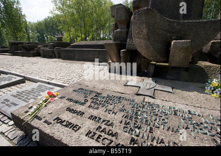 Gedenktafel vor einem Denkmal im ehemaligen Konzentrationslager Auschwitz II (Birkenau) Stockfoto