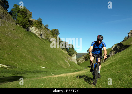 Doug Blane Mountainbiken Cavedale Castleton im Peak District Nationalpark Derbyshire UK England GB Großbritannien Stockfoto