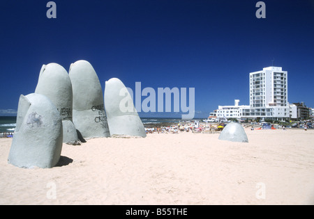 Finger der Hand Statue, La Mano, am Playa Brava Strand von Punta del Este, Uruguay Stockfoto