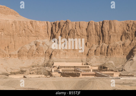 Allgemeine Ansicht der Totentempel der Hatschepsut, auch bekannt als Djeser-Djeserunear unter den Felsen in Deir el-Bahari in der Nähe von Luxor Ägypten Stockfoto
