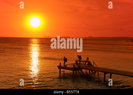 Antillen Bonaire sunset Pier Taucher in der Nähe von Captain Don s Lebensraum Tauchresort Stockfoto