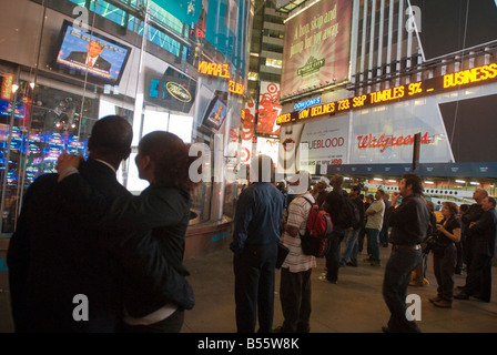 Zuschauer beobachten die dritte und letzte Präsidentschafts-Debatte vor der Wahl auf dem Times Square am Nasdaq am Times Square Stockfoto