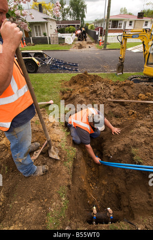 Man verbindet unterirdische Wasserleitungen Stockfoto