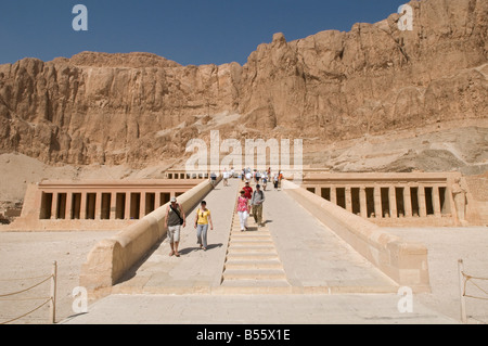 Touristen am Totentempel der Hatschepsut, auch als Djeser-Djeserunear unter den Felsen in Deir el-Bahari in der Nähe von Luxor Ägypten bekannt Stockfoto
