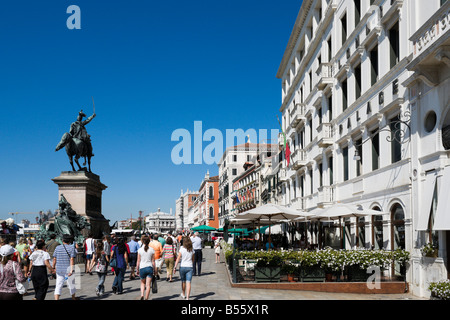 Touristen auf der Riva Degli Schiavoni außerhalb des Hotel Londra Palace, San Marco, Venedig, Veneto, Italien Stockfoto