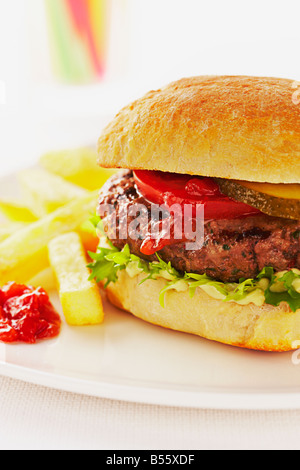 Beef-Burger in einem Ciabatta-Brötchen mit chips Stockfoto