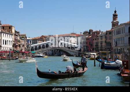 Gondeln auf dem Canale Grande mit der Rialtobrücke in den Hintergrund, San Marco, Venedig, Veneto, Italien Stockfoto