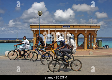 Antillen Bonaire Kralendijk einheimische Kinder mit Fahrrädern Promenade Stockfoto