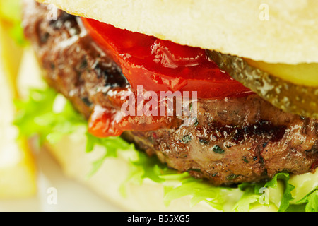 Beef-Burger in ein Ciabatta-Brötchen Stockfoto