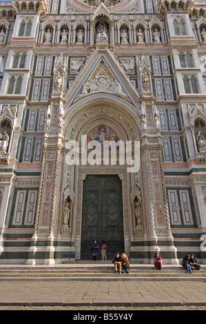 Ein Blick auf den Haupteingang an der Fassade der Basilika di Santa Maria del Fiore (Duomo) in Florenz. Stockfoto