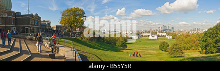 Horizontalen Panorama Weitwinkel von Greenwich Park, das Royal Observatory, Queen es House und Skyline von Canary Wharf Stockfoto