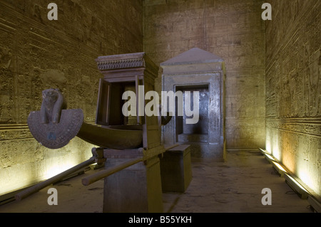 Die Vervielfältigung von solar Barke, die Horus statue für Prozession im ptolemäischen Tempel von Edfu dedizierte Gott Horus, 237 - 57 v. Chr., Ägypten zu Falcon durchgeführt Stockfoto