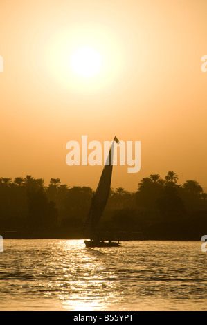 Eine Silhouette felucca traditionelle hölzerne Segelboot auf dem Nil zwischen Assuan und Luxor Ägypten Stockfoto