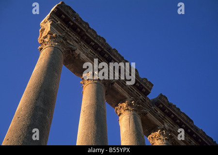 Elk163 2152 Libanon Bekaa Valley Baalbek römische Ruinen, Tempel des Jupiter Spalten Hauptstädte 1. c AD Stockfoto