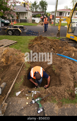 Man verbindet unterirdische Wasserleitungen Stockfoto