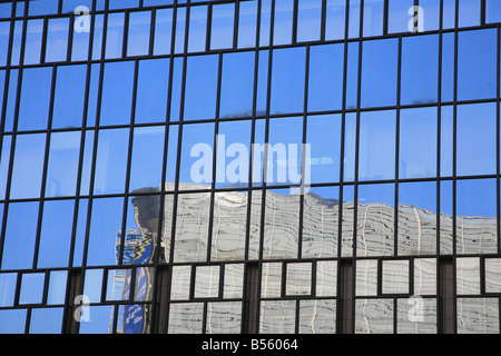 Kommission - Berlaymont-Gebäude, Brüssel (Belgien) Ansicht in der Reflexion in der EU, vor denen er aufbauend Stockfoto