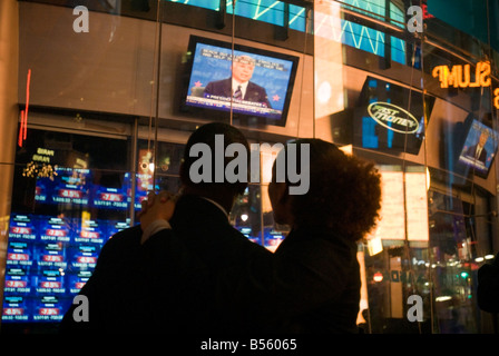 Zuschauer beobachten die dritte und letzte Präsidentschafts-Debatte vor der Wahl auf dem Times Square am Nasdaq am Times Square Stockfoto