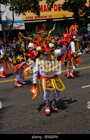 Kalifornien San Francisco indigene Person Tänzerin bei Karneval Feier im Mission District. Stockfoto