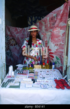 Viele Kubaner versuchen "Privatunternehmen" – hier, eine Frau verkauft Haar- und Beauty Produkte von der Vorderseite ihres Hauses in Baracoa Stockfoto