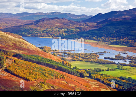 Blick auf Dunalastair Wasser im Herbst von Craig Var, Perthshire Schottland Großbritannien Großbritannien 2008 Stockfoto