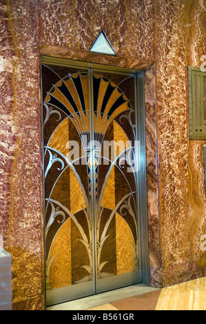 Aufzugstüren in der Art-deco-Lobby des Chrysler Building in New York Stockfoto