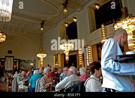 Art-Nouveau-Café im Prager Gemeindehaus Obecni Dum nur zu redaktionellen Zwecken Stockfoto