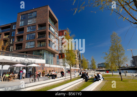 Moderne Gebäude und die Café Kaiserperle mit Gästen sitzen entlang die Dalmannkaipromenade an der neuen Hafencity in der erweiterten Stockfoto
