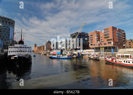 Der neue Hafen für Traditionsschiffe im Sandtorhafen in der Harbourcity "Hafencity" in Hamburg, Deutschland mit alten historischen Schiffen Stockfoto