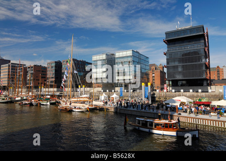 Der neue Hafen für Traditionsschiffe im Sandtorhafen in der Harbourcity "Hafencity" in Hamburg, Deutschland mit alten historischen Schiffen Stockfoto