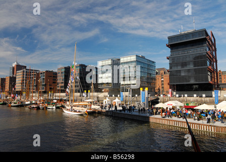 Der neue Hafen für Traditionsschiffe im Sandtorhafen in der Harbourcity "Hafencity" in Hamburg, Deutschland mit alten historischen Schiffen Stockfoto