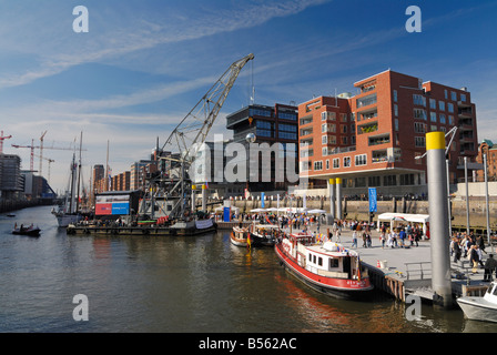 Der neue Hafen für Traditionsschiffe im Sandtorhafen in der Harbourcity "Hafencity" in Hamburg, Deutschland mit alten historischen Schiffen Stockfoto