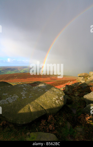 Regen und Regenbogen Wolke auf Stanage Edge Hathersage Derbyshire England UK Stockfoto