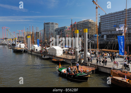 Einweihung des neuen Hafens für Traditionsschiffe im Sandtorhafen in der Harbourcity "Hafencity" in Hamburg, Deutschland mit alten h Stockfoto