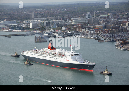 QE2, The Queen Elizabeth 2, so dass Southampton auf ihre endgültige Welt Kreuzfahrt vor der Pensionierung. Luftaufnahme. Stockfoto